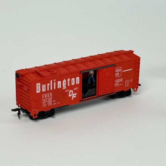 HO Scale Vintage Burlington Boxcar Wells Fargo Car & DOW Chemical Tanker - Picture 3 of 7